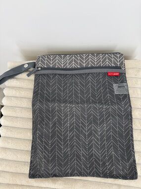 Skip Hop Gray Mesh Toiletry Wet/Dry Bag with Wrist Strap